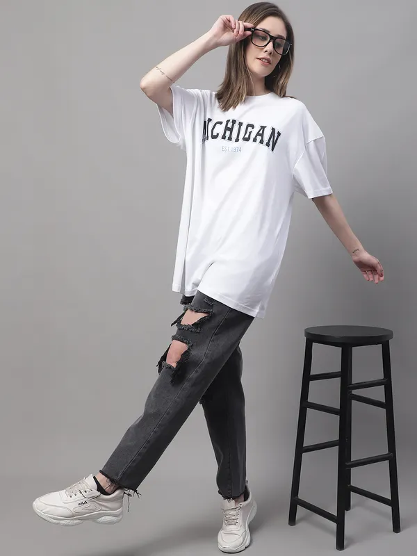 White Cotton Printed Oversized Round Neck T-Shirt For Women - Image 5